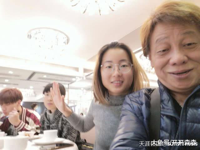 赵本山设宴招待陈惠敏和梁小龙，屋内摆设接地气，柜子上堆满被褥