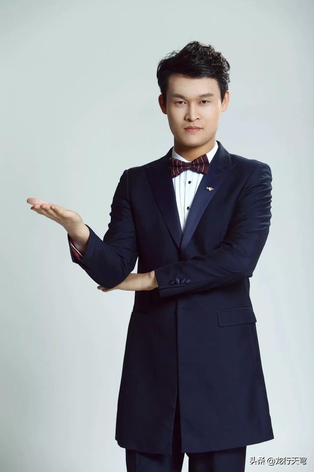 小沈龙身高182厘米，贾冰身高183厘米，可为什么感觉在《寻找喜剧人》中小沈龙比贾冰要高呢？