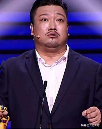 小沈龙身高182厘米，贾冰身高183厘米，可为什么感觉在《寻找喜剧人》中小沈龙比贾冰要高呢？
