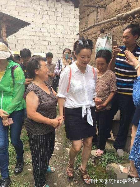 宋丹丹当导师高谈阔论捞金数钱数得手抽筋，而袁立的手却干这些事(转载)