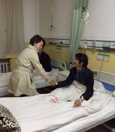 宋丹丹当导师高谈阔论捞金数钱数得手抽筋，而袁立的手却干这些事(转载)