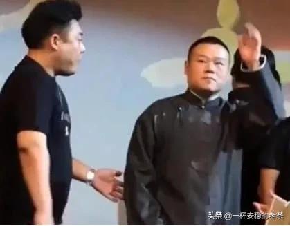 任达华舞台事件险重演，冲向岳云鹏的男子，到底是谁派来的？