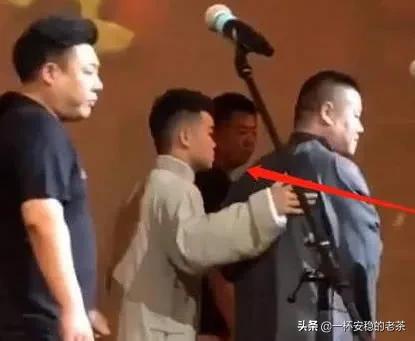 任达华舞台事件险重演，冲向岳云鹏的男子，到底是谁派来的？